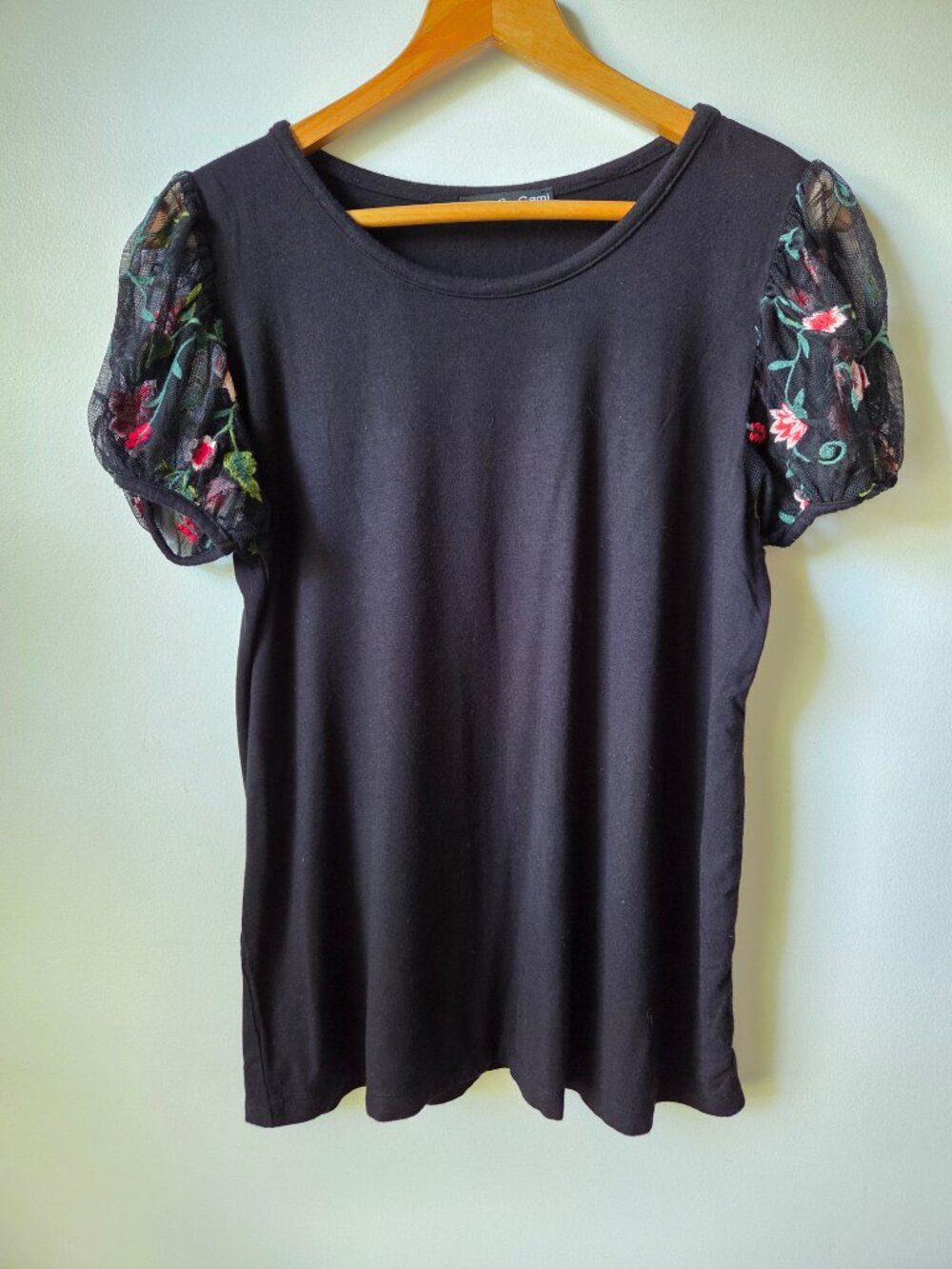 EUC KIM & CAMI BLACK EMBROIDERED SLEEVES TOP SIZE M